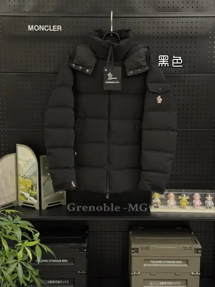 款号M09 蒙口 Moncler 男款滑雪羽绒服,机能风尚新巅峰⛷️Moncler Grenoble FW24 系列的这一款 Montgetech 羽绒服,简直是男士冬日户外的终极装备!B1300 短款设计帅气利落,黑色神秘深邃,蓝色清爽亮眼,轻松打造型男格调.连帽贴心守护,徽标凸显品牌魅力.防风防水透气保暖,四重功效合一,无论是凛冽寒风还是纷扬大雪,它都能为你构筑温暖堡垒,滑雪时自在驰骋,日常穿搭亦能彰显个性品味. 细节之处更是尽显精湛工艺与高端品质,缝线细密,拉链顺滑.搭配工装裤与雪地靴,机能风拉满;或是配牛仔裤运动鞋,潮流感爆棚.它是 Moncler 对卓越性能与时尚美学融合的完美诠释,让你在冷天也能引领风尚,无畏严寒,尽享冬日精彩! 1 2 3 4 5 衣长 72 74 76 78 80 肩宽. 48.3 49.5 50.7 51.9 53.1 胸围 118 122 126 130 134 下摆 115 119 123 127 131 袖长 63.5 64.8 66.1 67.4 68.7 #Moncler #滑雪羽绒服 #男款时尚 #机能风穿搭